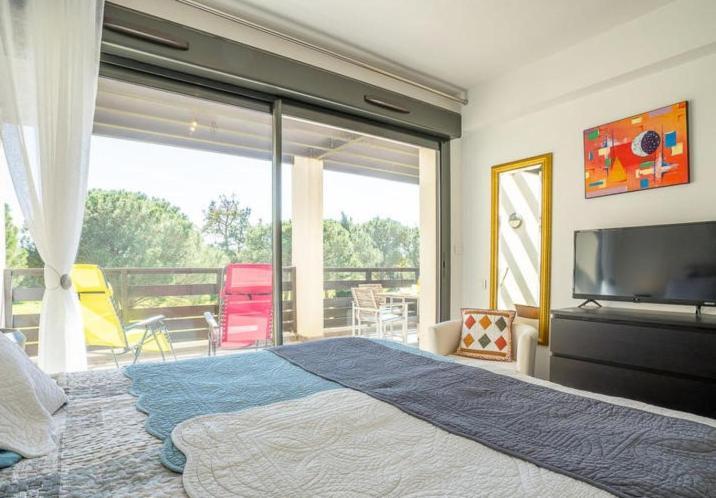 Vert Paradis - Vue Apaisante Sur Golf, Pins Parasols, 2E Etage - 80 M2 Dont Terrasse Avec Pergola, 2 Chambres, 3Et Iles, 3 Clim, Wifi - Piscine, Parking Et Park A Velos, Ascenseur - En Option Linge, Menage - Pistes Cyclables, Mer A Proximite Saint-Cyprien  Extérieur photo